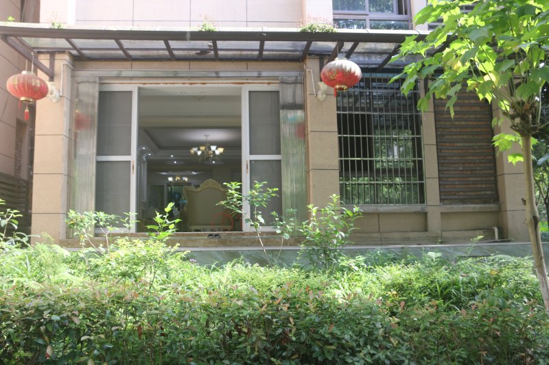 江南第一城住房出售：3室2厅2卫132.2平米，售价110万