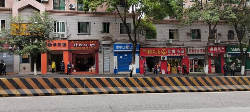 枇杷坪主干道青龙公交站现有旺铺一间出租，使用面积50平