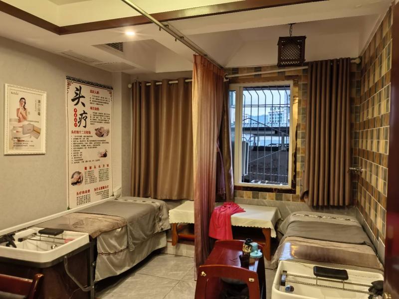 高笋塘关门石卫校大门旁190平跃层转让