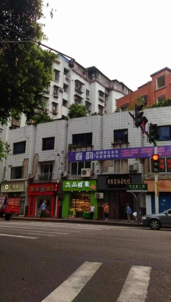 万州区沙龙路二段主干道门面出租,之前开水果店多年